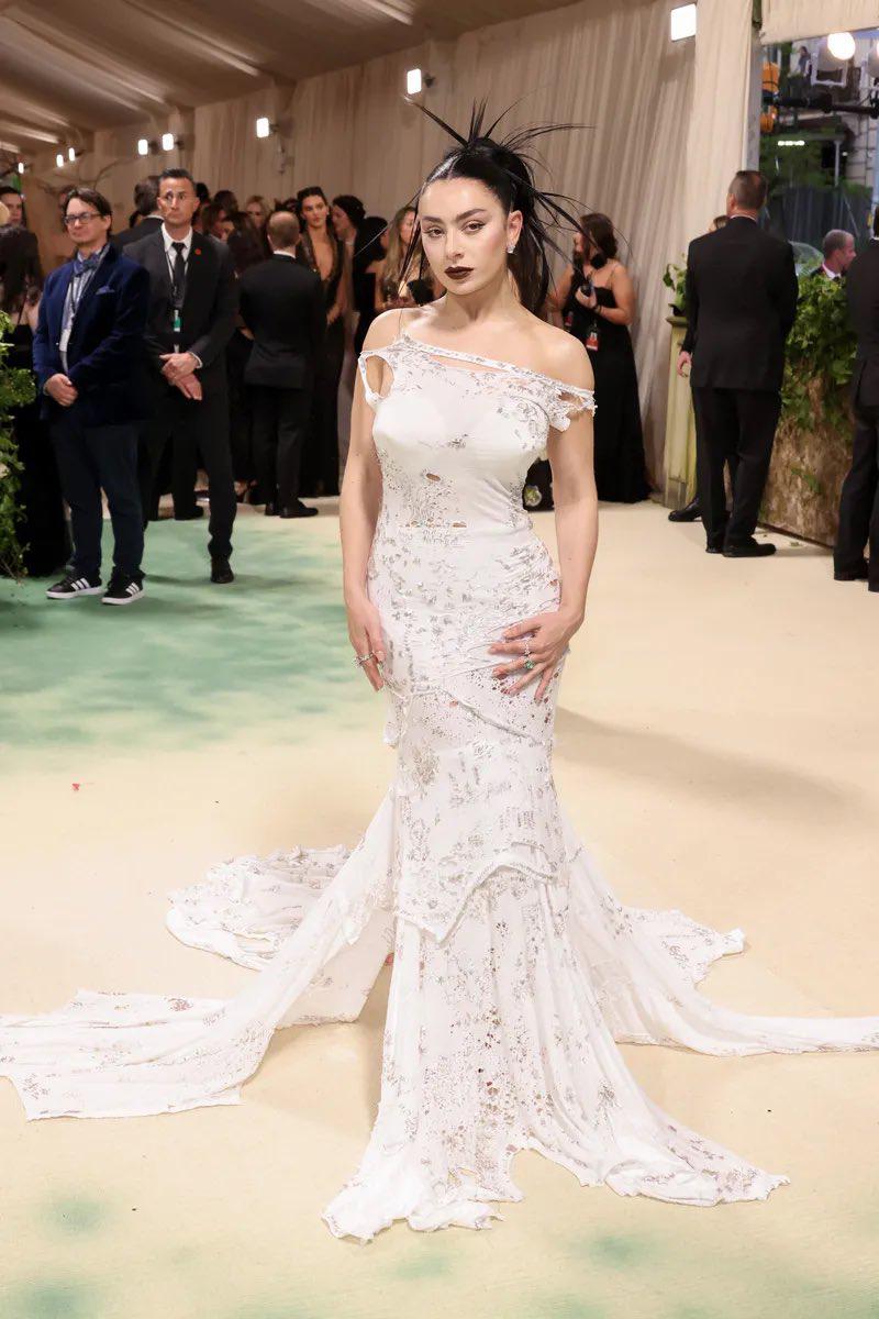 Charli XCX.La reina del pop alternativo lleva su energía punk-glam a la Met. Esperamos algo rebelde, chic y absolutamente fuera de lo convencional. 