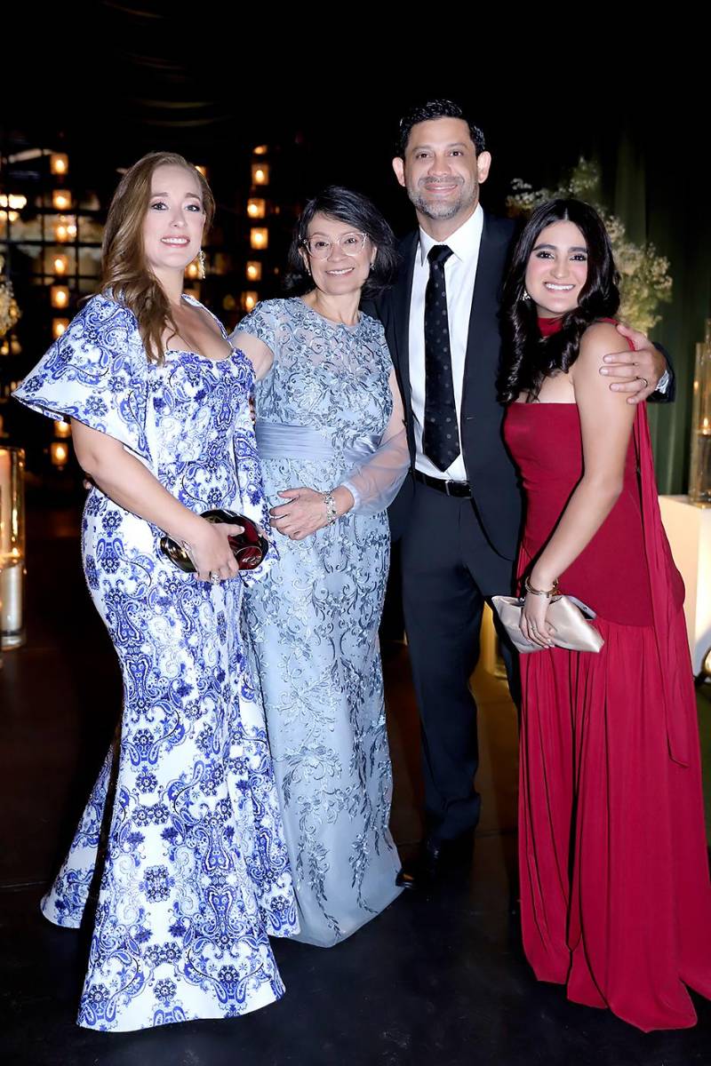 Cinthia, Carlos y Natalia Berlott con Nalda Chávez 