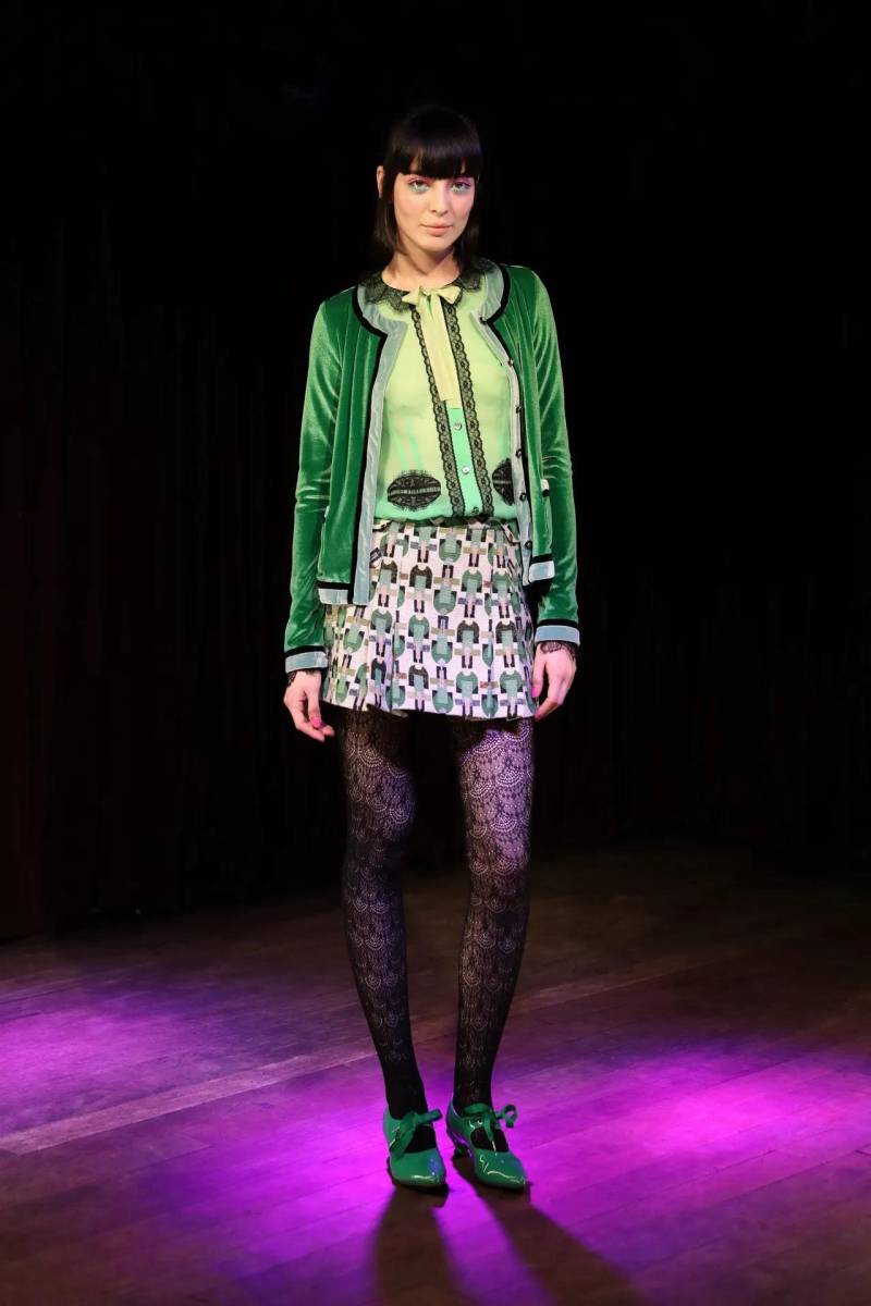 Anna Sui presentó una colección sesentera