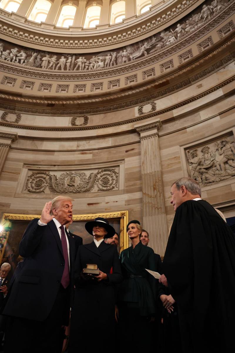 Donal Trump es juramentado por el presidente de la Corte Suprema de Justicia, John Roberts 