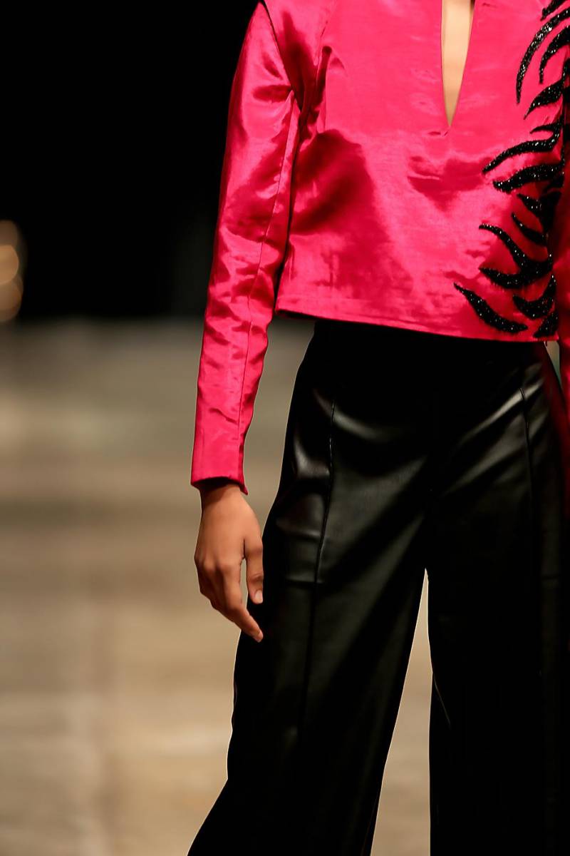 Los wide leg pants de cuero se llevan con tops de rayón inglés con aplicaciones de lentejuelas que evocan el patrón de las rayas de cebra.