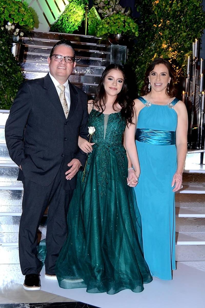 Miguel y Mariana Isabel Ramírez con Karen Salazar