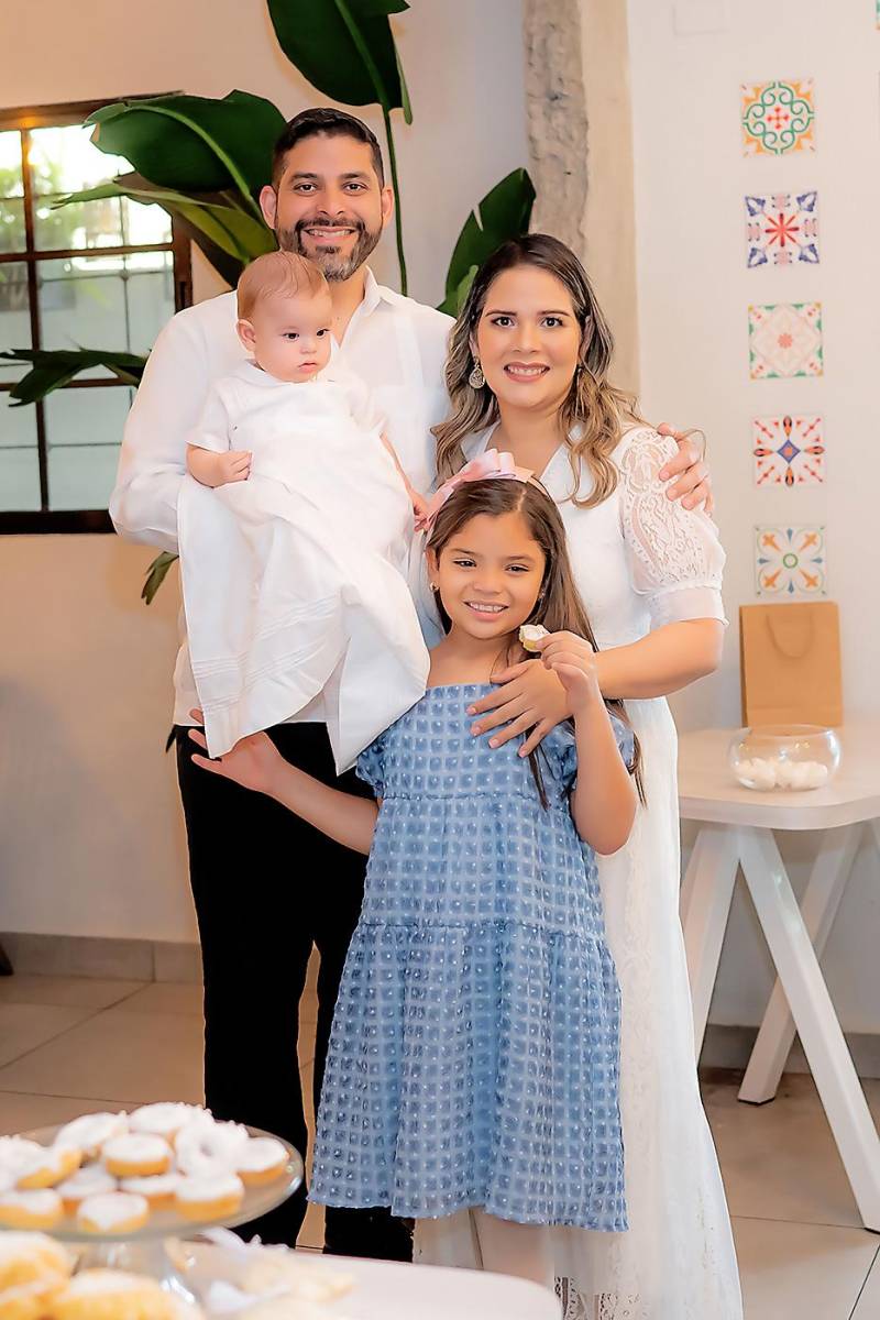 Yankel y Alejandra Grande de Valladares con sus hijos Christian André y Alessia Sophia.