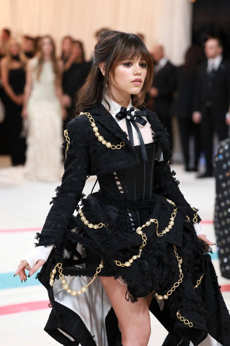 La protagonista de Wednesday Jenna Ortega en un look personalizado de corte asimétrico