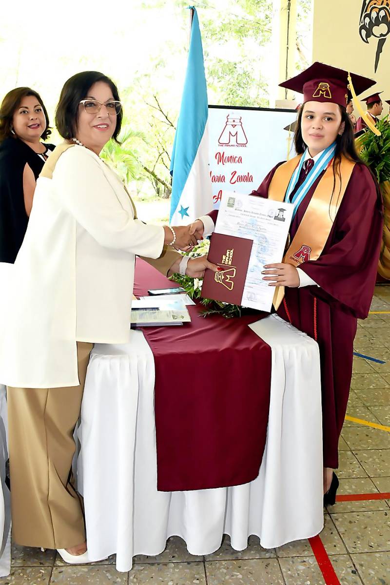 Entrega de títulos de la Mayan School 2023