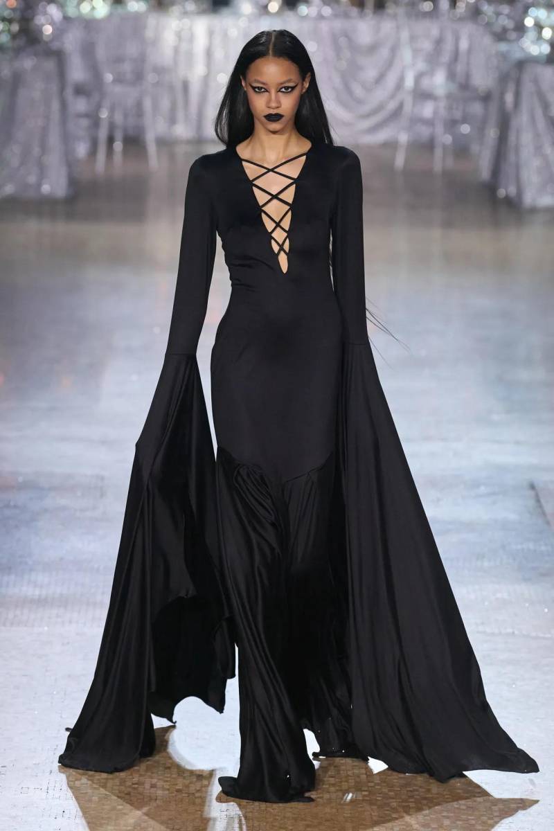 Brillo y glamour en la pasarela Otoño-Invierno 2023 de Rodarte