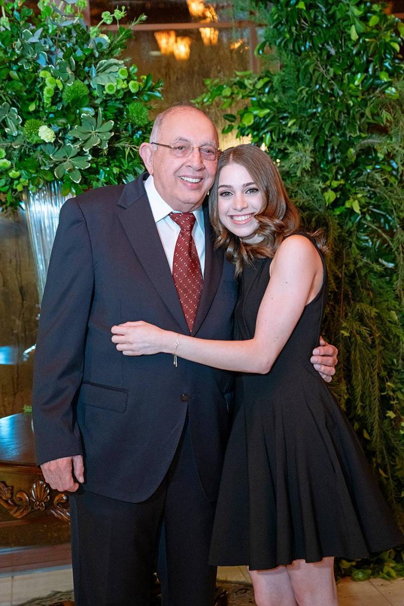 Don Fuad Handal con su nieta Stephanie Kattan.