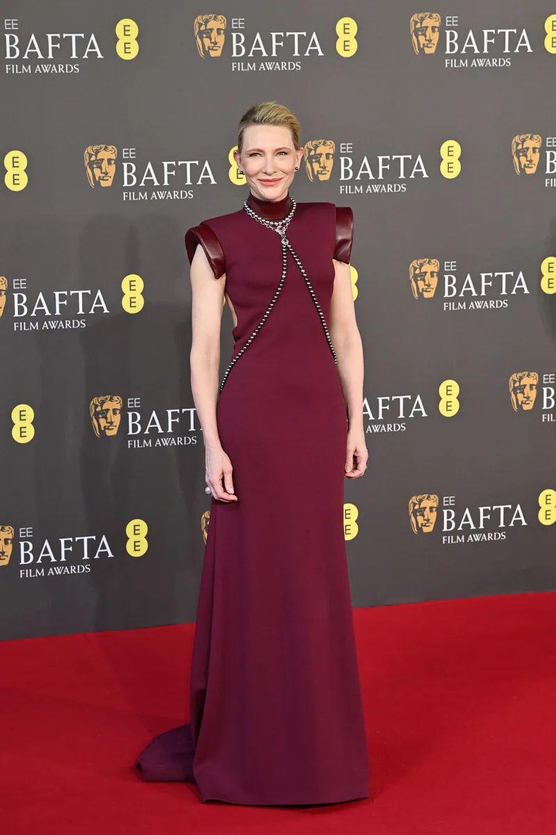 Cate Blanchett, en su paso por la alfombra roja lució un vestido bordó de Louis Vuitton con hombreras.