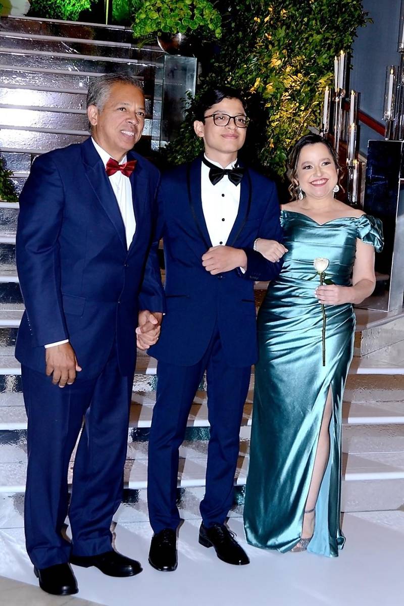 José Roberto y José Daniel Ordóñez con Claudia Montoya