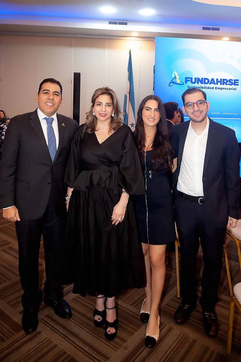 Mario y Leyla Faraj con Jennifer Yuja y Mario Faraj, jr.