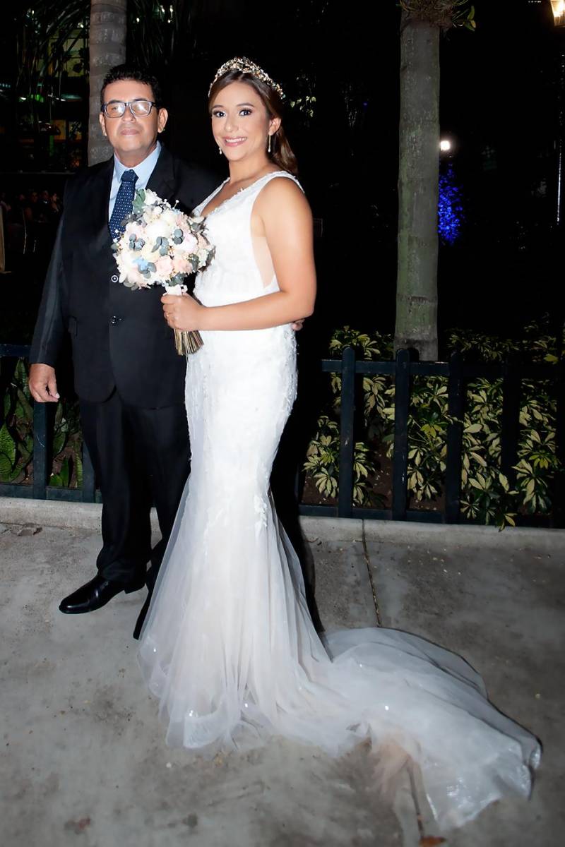 Roger Escobar y su hija Sully María durante el cortejo nupcial.