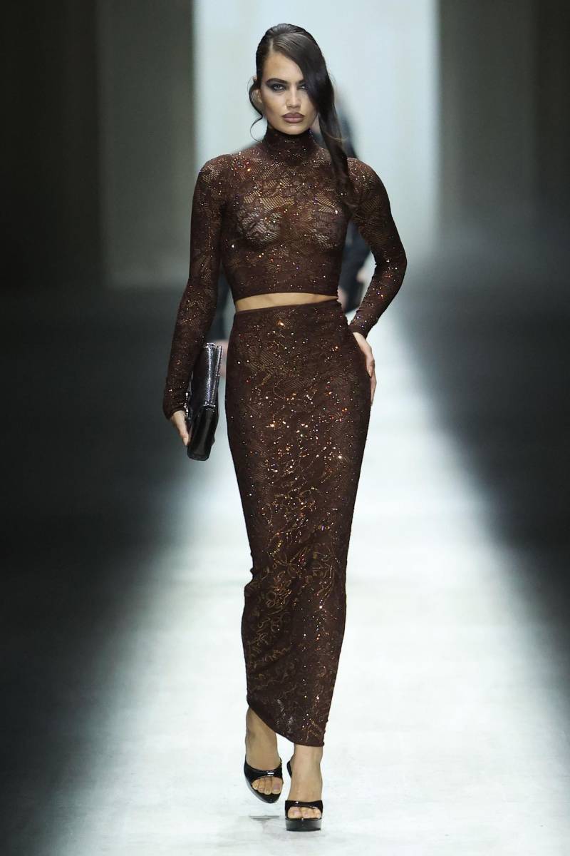En el segmento nocturno, la colección se volcó hacia el maximalismo con una explosión de texturas metalizadas, doradas y plateadas.