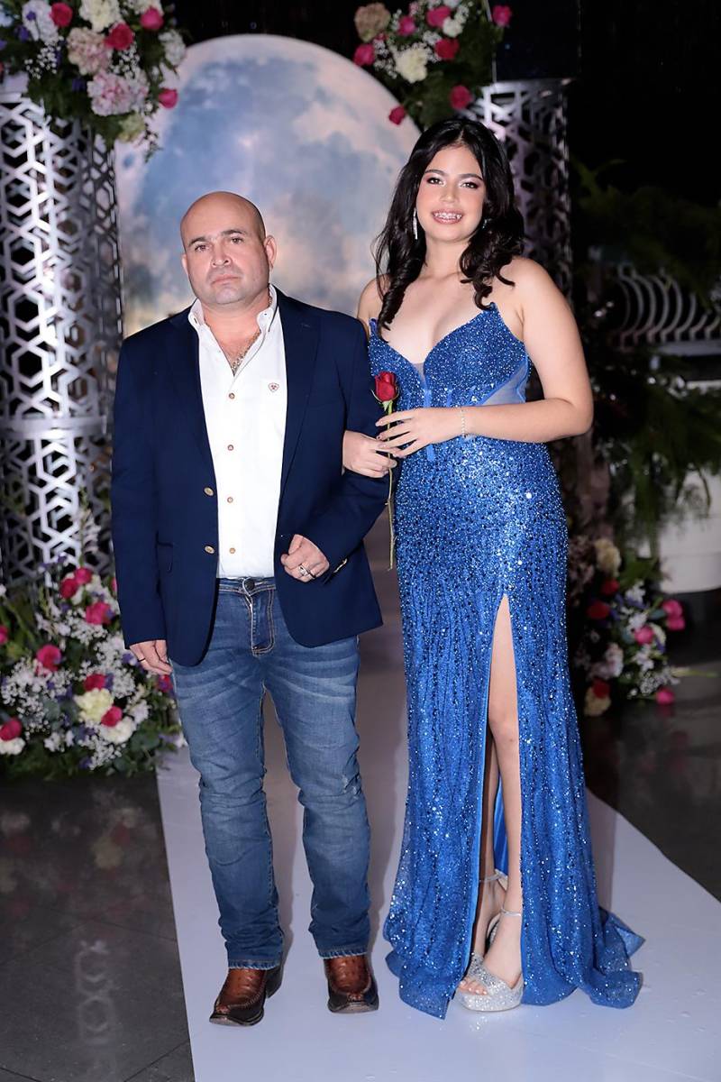 Desfile padres e hijos de la prom 2024 del Instituto San José del Carmen