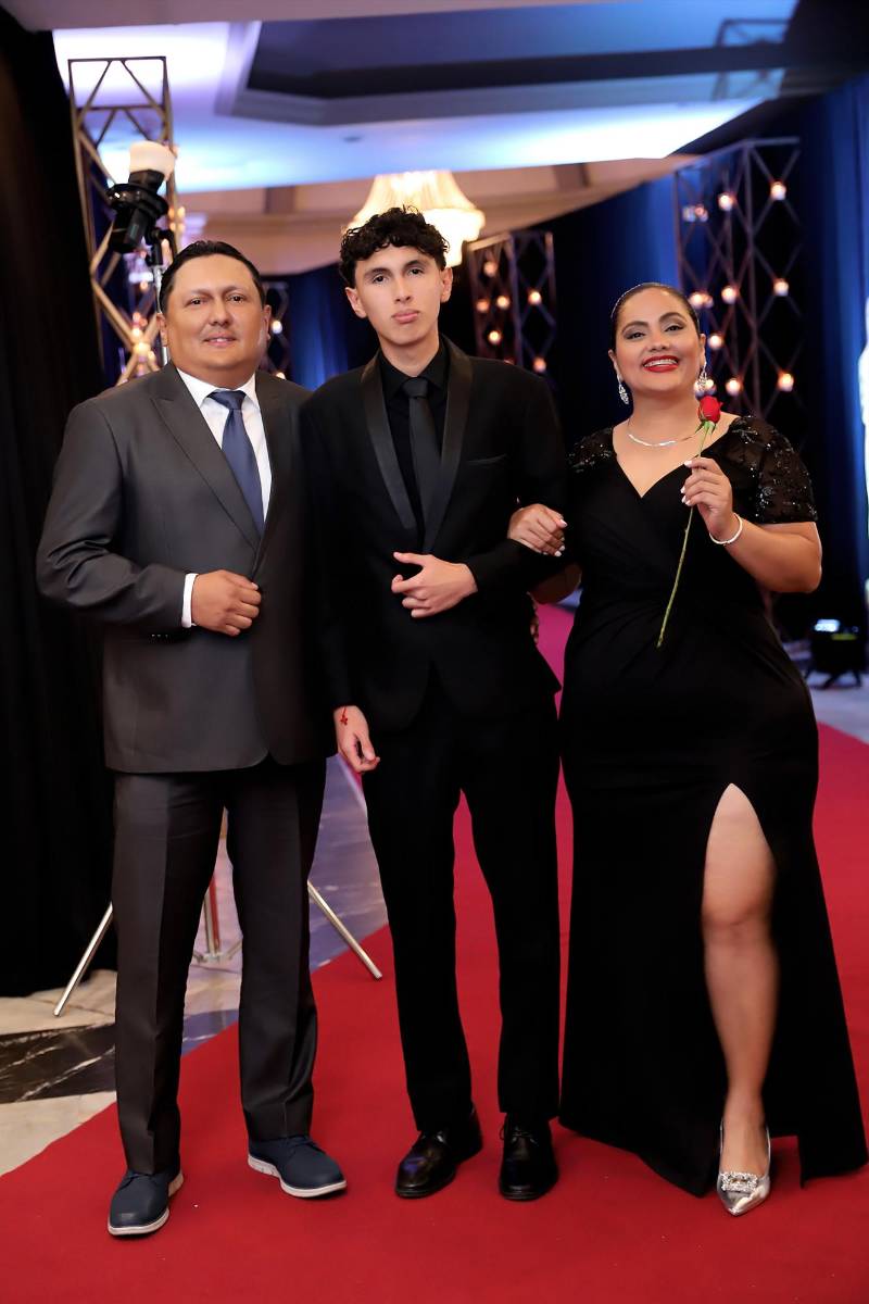 Desfile padres e hijos de la prom 2025 del Instituto San José del Carmen