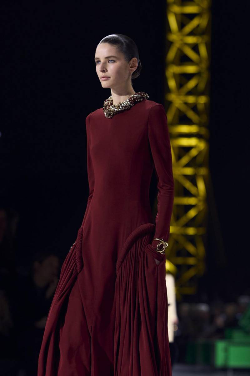 La colección se mueve a través del tiempo, con una estratificación de siluetas; con capas pero ágiles, desenfadadas y despreocupadas, de los años veinte a los treinta, de los cincuenta a los sesenta, y de nuevo a los veinte, donde nos encontramos hoy. En el centro de estos cambios temporales se encuentra el arquetipo del traje Chanel.