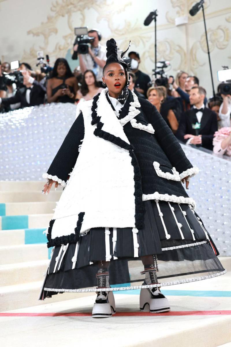 Janelle Monáe luce uno de los diseños más creativos de la noche con un vestido “desmontable” en blanco y negro by Thom Browne. 