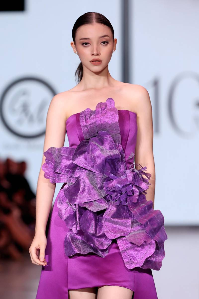 Mini dress columnar con dramático diseño floral en versión XXL con delicados pétalos superpuestos by Giselle Matamala