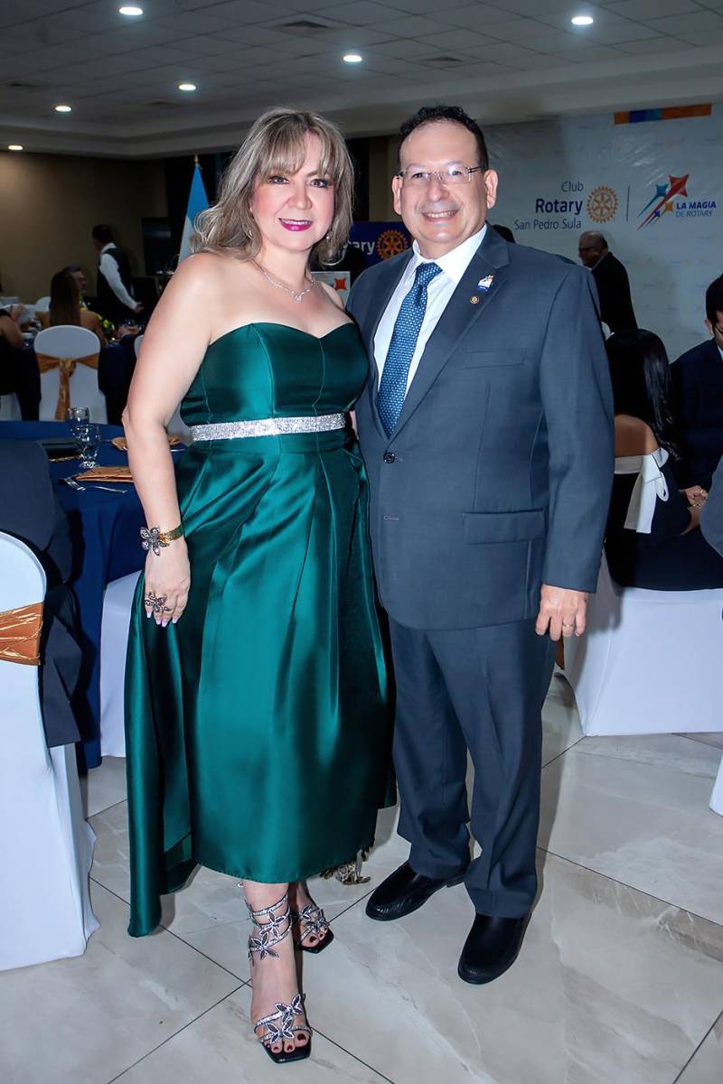 Nelsy y Oscar Bográn, presidente del Club Rotario San Pedro Sula.