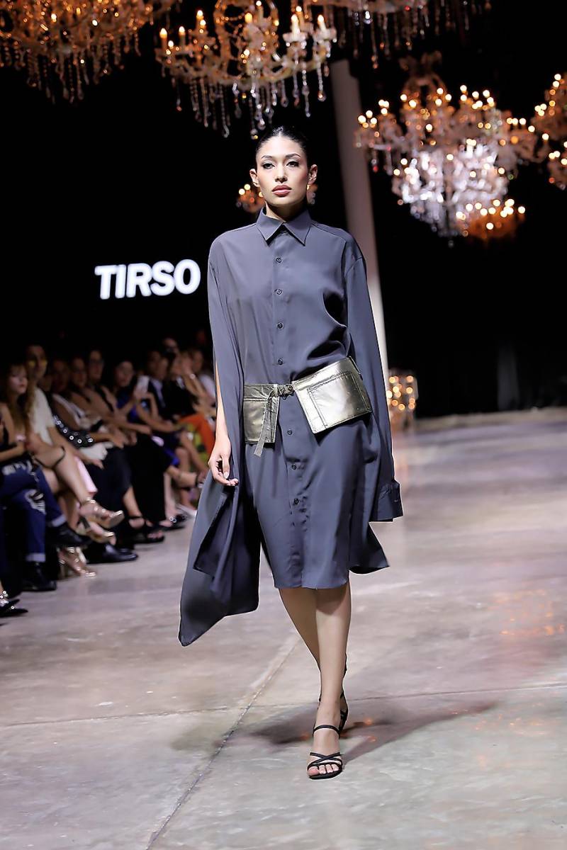 Atemporal, versátil y elegante. Vestido camisero midi en royal blue con cinturón de bolsillos metalizado
