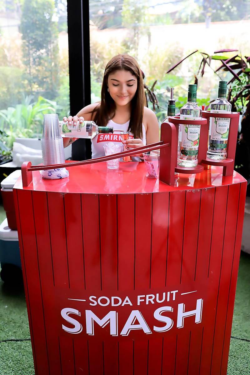 Originales cocteles con frutas y Smirnoff, distribuido por Istmania, refrescaron a los invitados