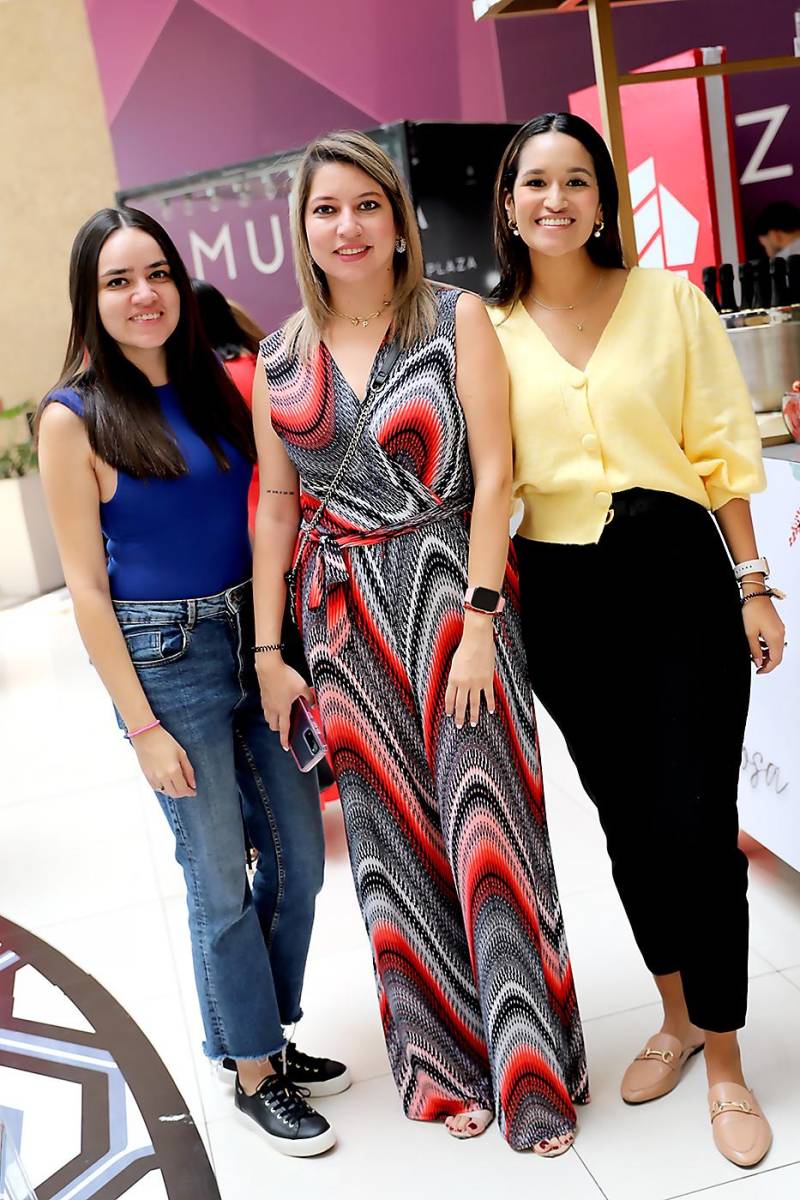 Andrea y Pamela Mendizabal con Carla Pohl