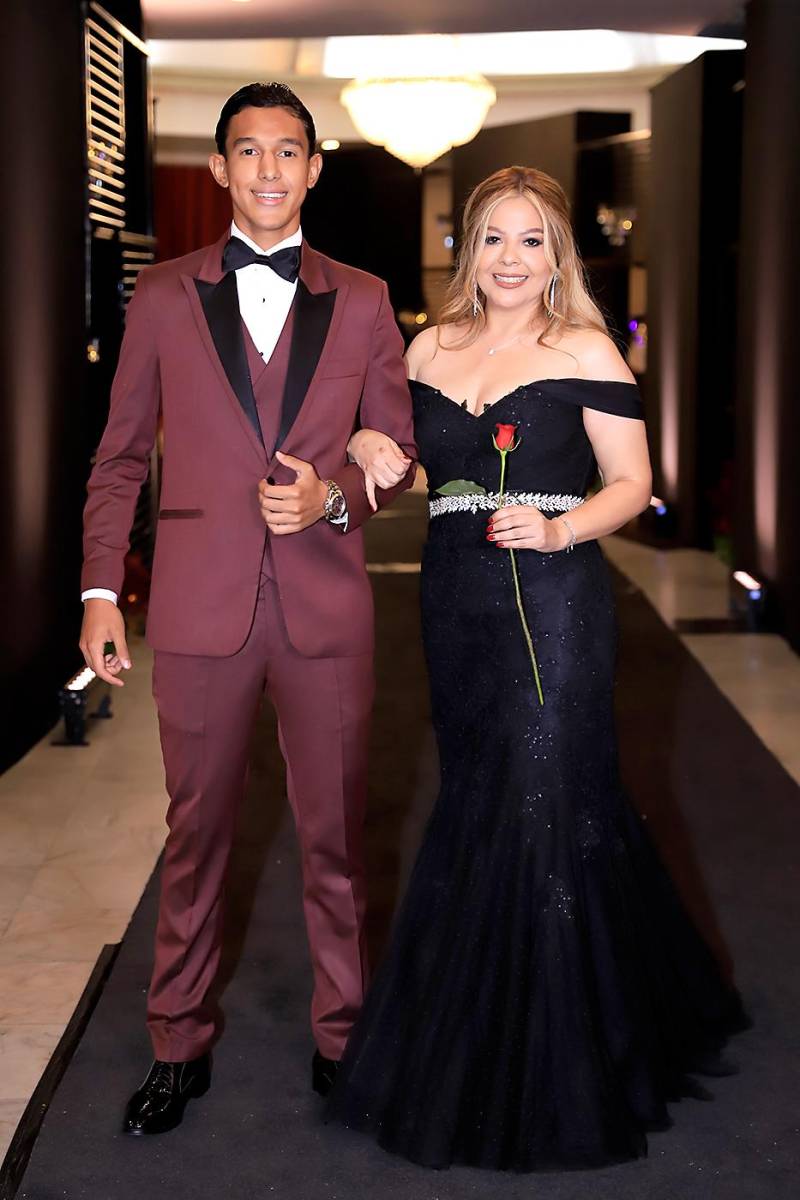 Desfile padres e hijos de la prom 2025 de DelCampo School