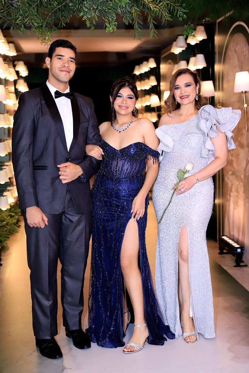 Mia Aguilar con Miguel Berrios y Marlene Saravia