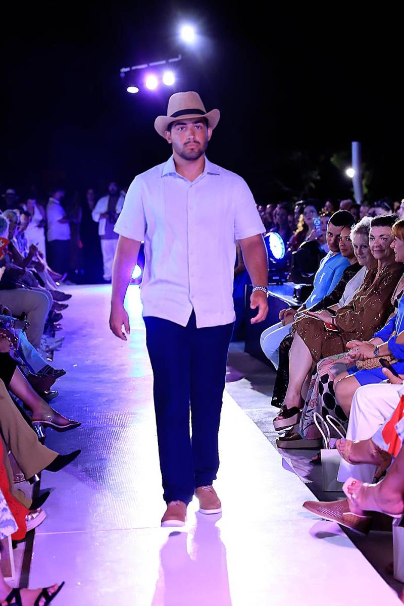 La pasarela de Roatán Vibes Boutique en el Roatán Fashion Show 2025