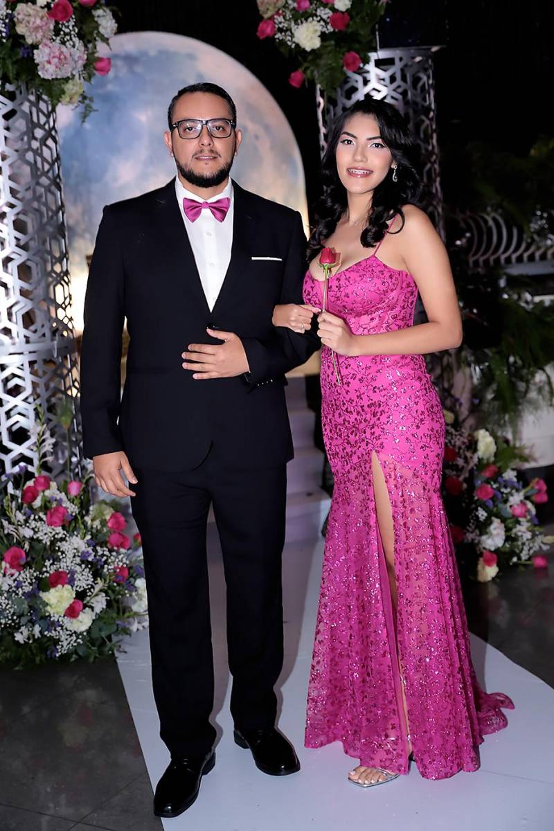 Desfile padres e hijos de la prom 2024 del Instituto San José del Carmen