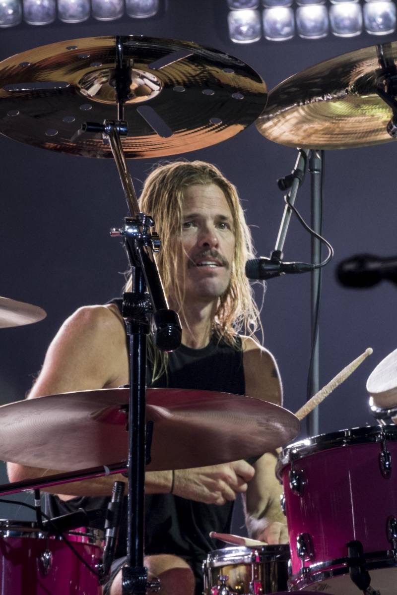 Taylor Hawkins, el baterista de Foo Fighters, falleció a los 50 años mientras la banda se encontraba en Bogotá. La Fiscalía General de Colombia después confirmó que fue a causa de una sobredosis. 