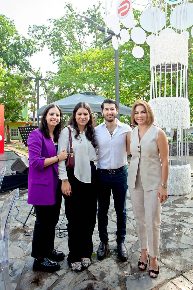 María Guadalupe, Gracia y Jesús Canahuati con Susy Tróchez.