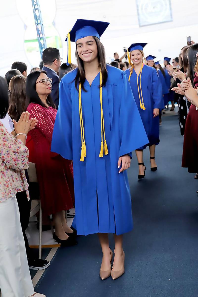 Desfile de graduados en Macris School 2023