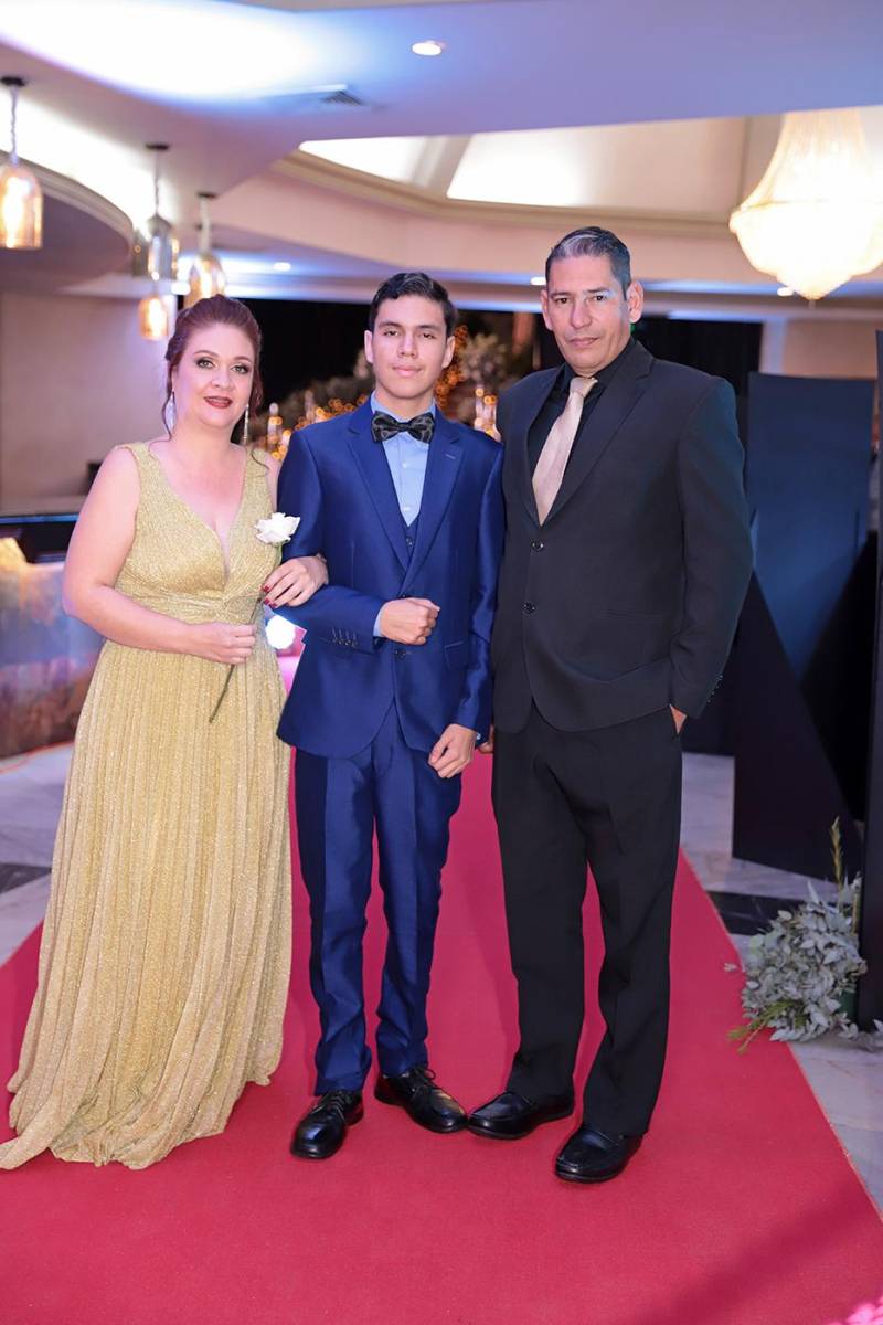 Desfile padres e hijos de la prom 2024 del Instituto Sagrado Corazón