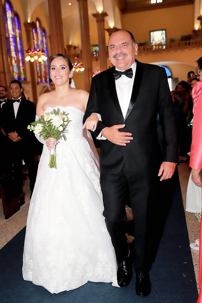 Emocionada y feliz desfilo la radiante novia Monique del brazo de su orgulloso padre Carlos Francisco Garcia 