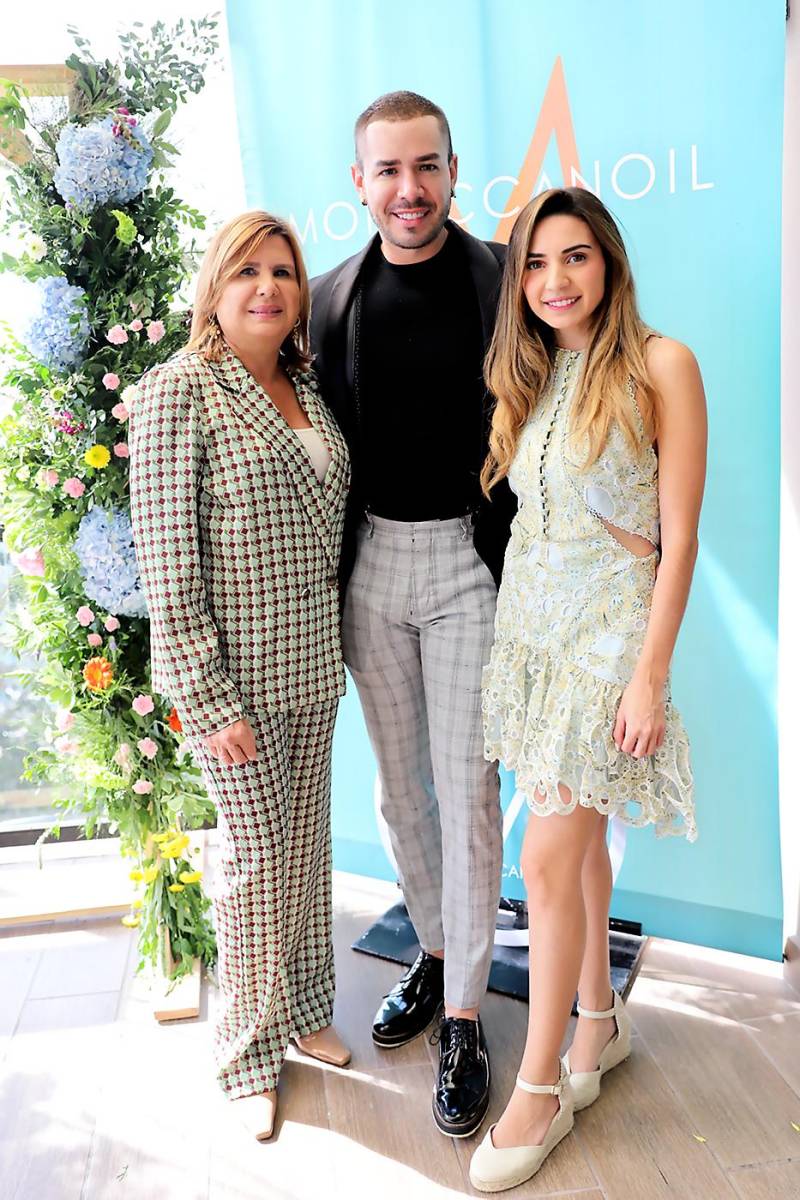 En una agradable mañana acompañados por diversas invitadas especiales, se realizó el lanzamiento de Brumes du Maroc la nueva fragancia de la marca Moroccanoil. El evento se realizó en el Restaurante la Cumbre de Tegucigalpa y contó con la participación de Kristian Aranda, artista internacional de Moroccanoil quien compartió con todas las invitadas las características de esta innovadora fragancia para el cuerpo y cabello. En este beauty brunch también estuvieron Elzette Casanova, gerente de Comercial Pecas, distribuidor de la prestigiosa marca Moroccanoil, y Veronic Villeda, directora de mercadeo digital y anfitrionas del encuentro. Elzette Casanova, Kristian Aranda y Veronic Villeda