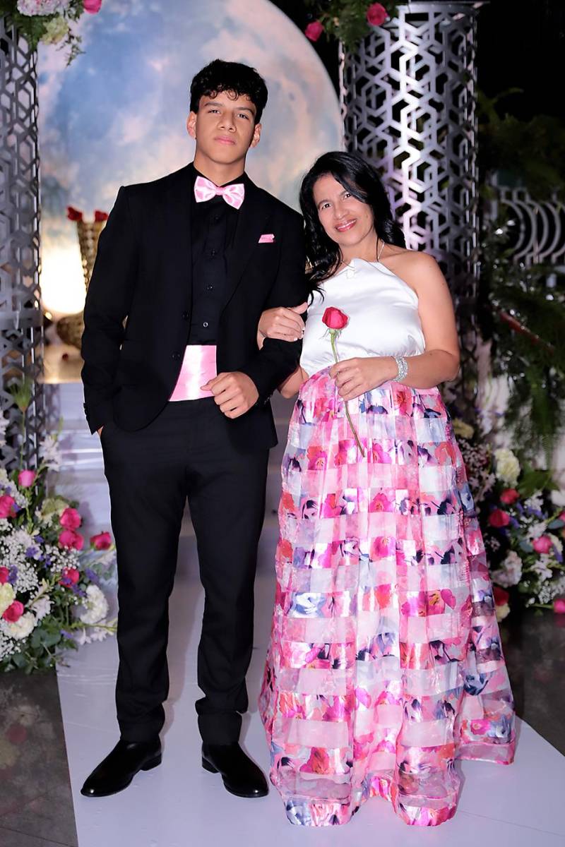 Desfile padres e hijos de la prom 2024 del Instituto San José del Carmen
