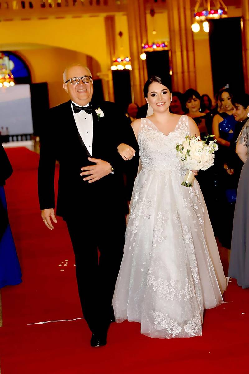 Muy orgulloso desfilo Enrique Alejandro Buck padre de la novia con su hija Sofía 