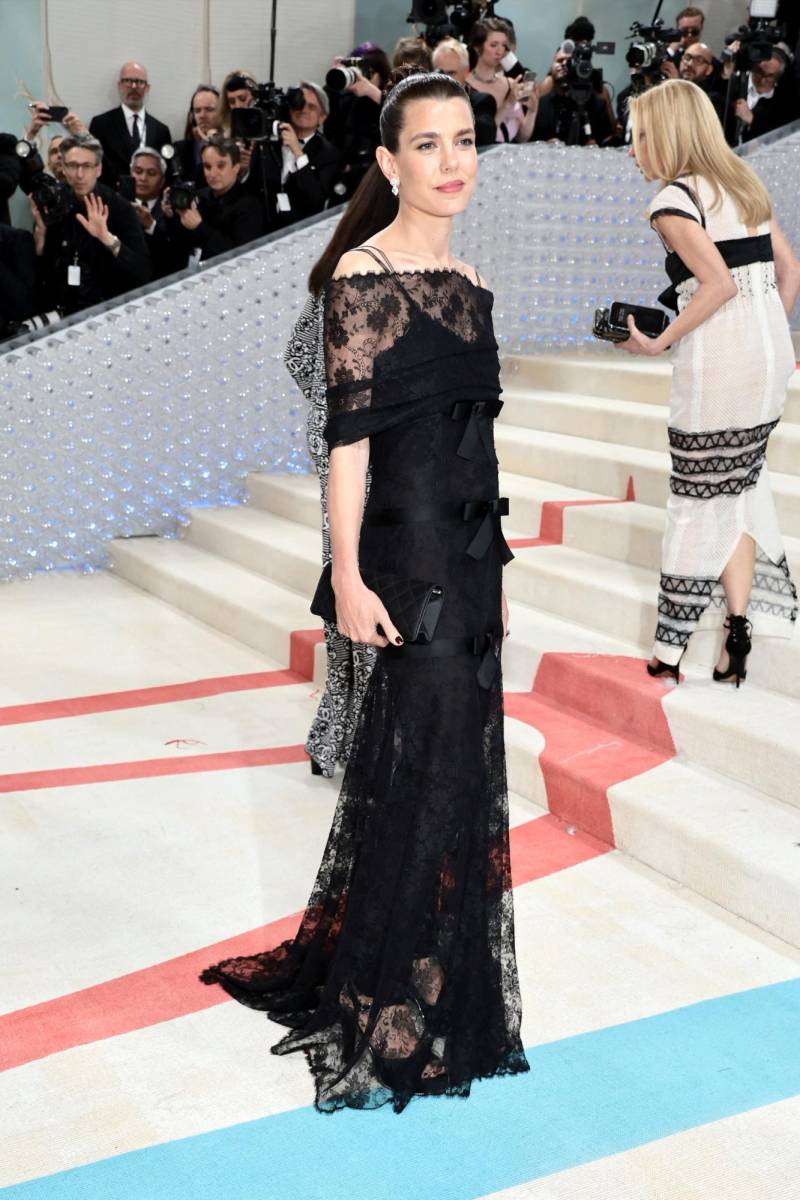 Charlotte Casiraghi, la niña consentida de Lagerfeld, eligió un vestido vintage detransparencias de Chanel de la colección Alta Costura de Otoño Invierno 1996/1997. 