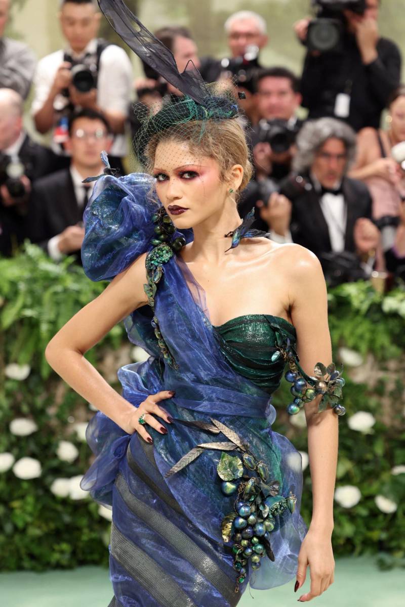 Hojas, frutas y hasta pájaros complementaron el look de Zendaya