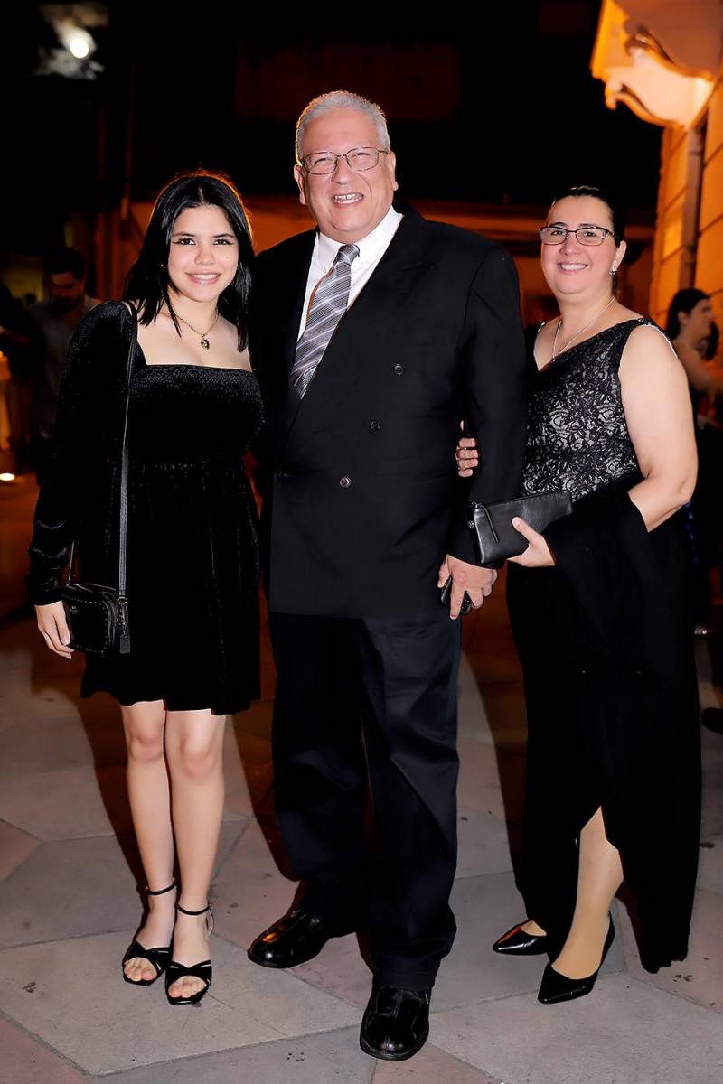 Marta Corvera, Óscar Corvera y Marta Aguirre.