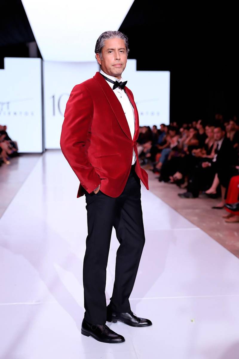 Alejandro Irías con un suit con blazer de velvet, haciendo alusión al rojo carmesí de la fruta del café cuando está lista para la cosecha