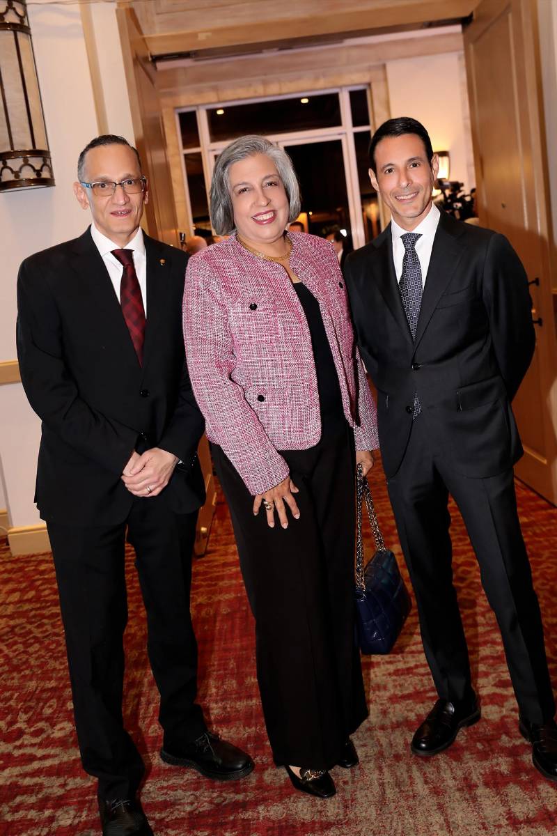 Mario Bustilllo, Anabel Gallardo y Mauricio Villeda