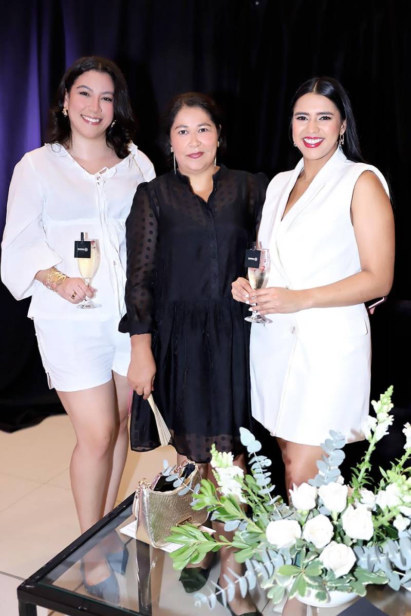 Tali Espinoza, Brenda Ortez y Norma Farías.
