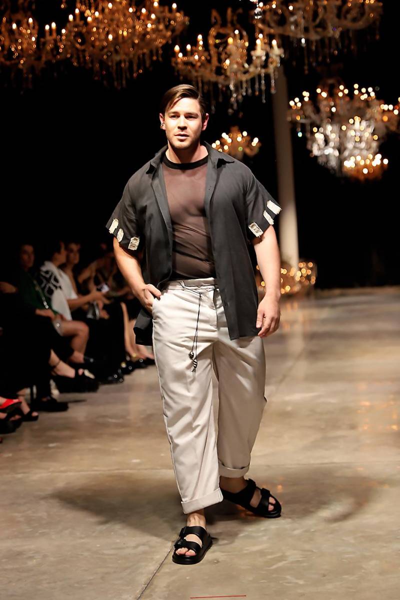 <b>Sombra de manto y barro.</b> Look inspirado en la técnica de aplastado con manta, que deja una huella sutil y suave en la arcilla. “Por medio de transparencias, contrastado con lino, se expresan las texturas que las piezas lencas adquieren en su proceso de creación”, dice la creadora.