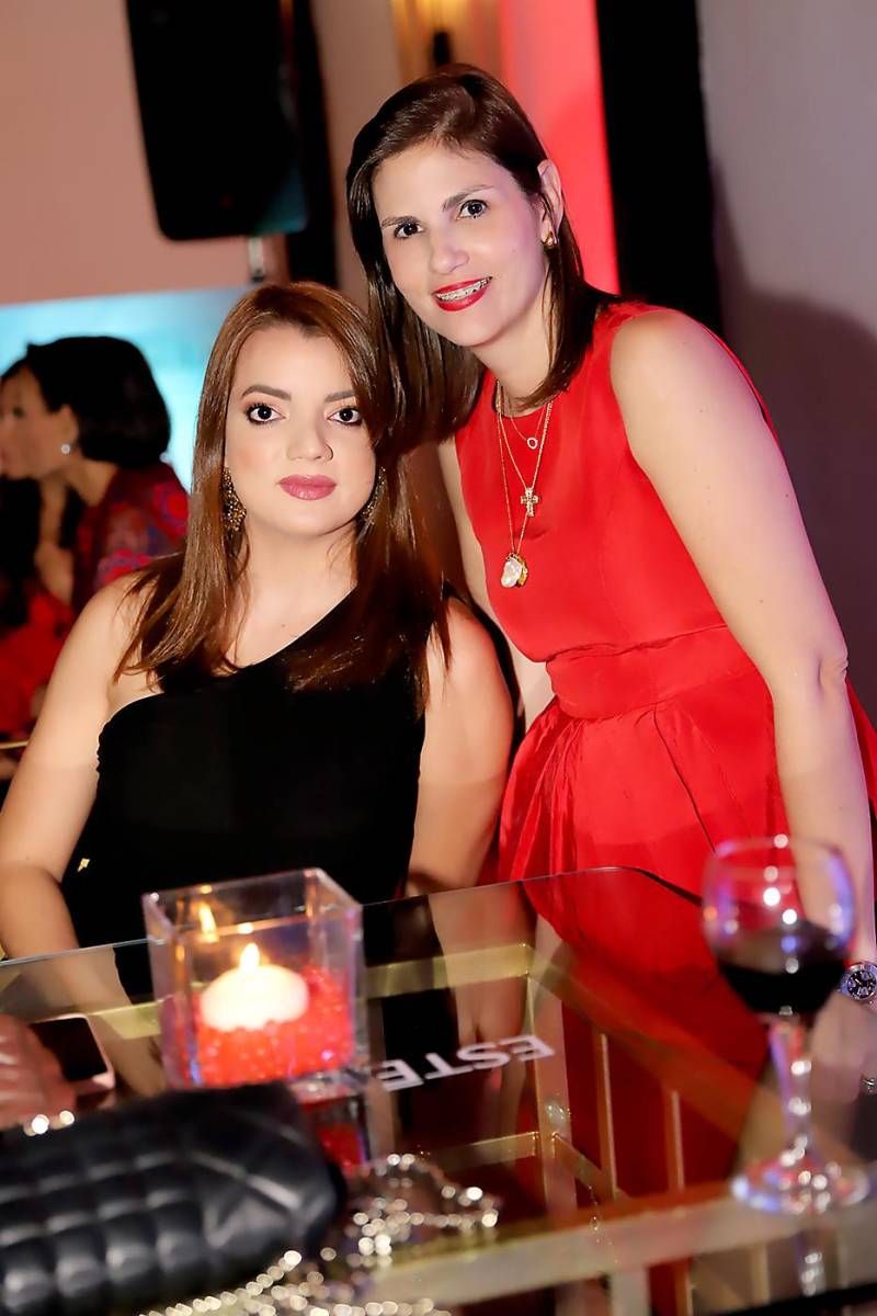 Nicole Pineda y Pamela Cruz