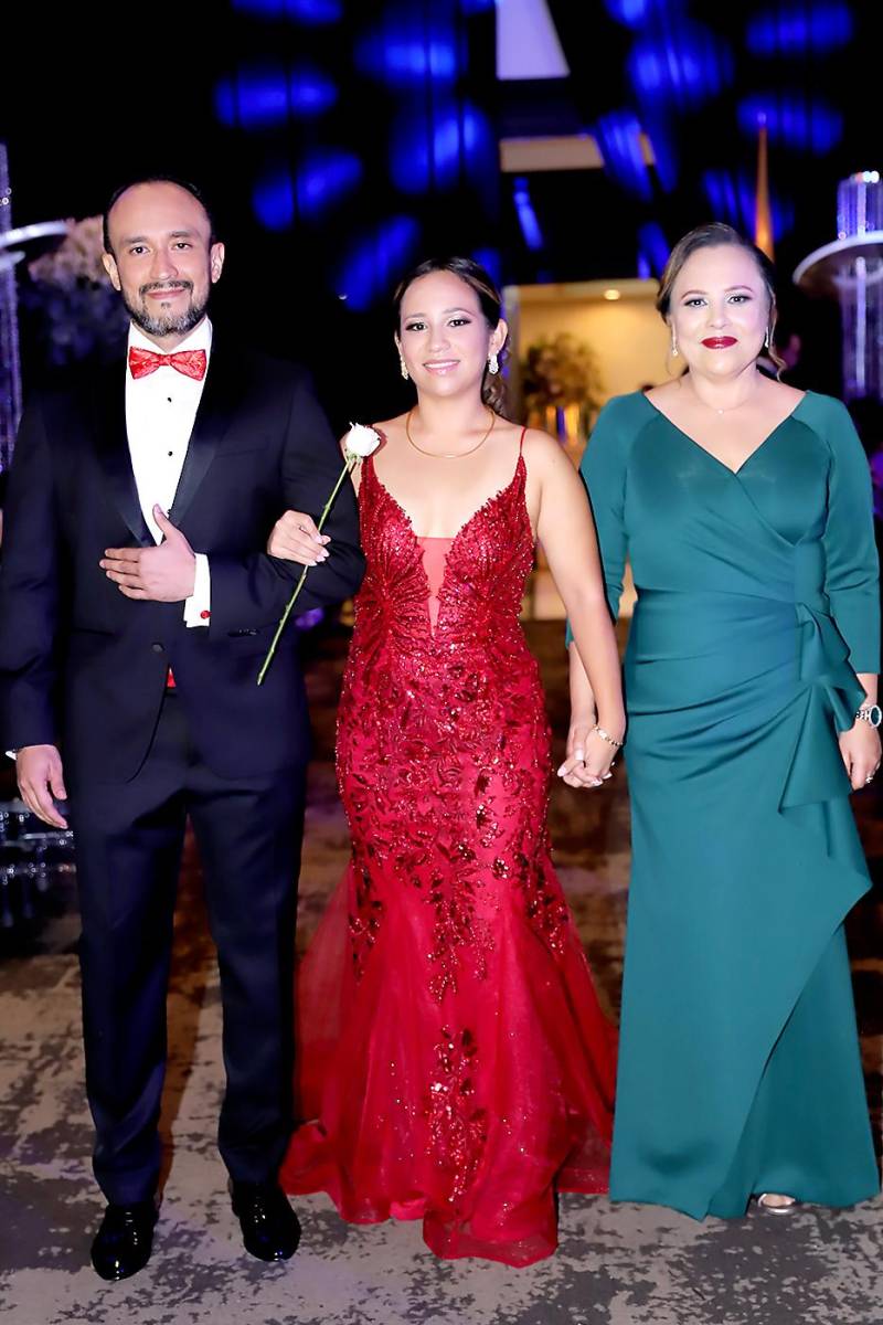 Andrea Isabel con sus padres Claudio Chávez y Lucía Martínez