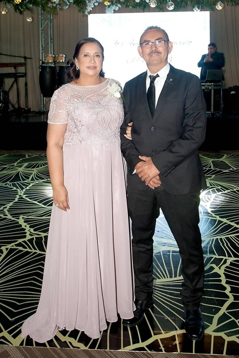 Roxana Díaz y Melvin Ávila, padres del novio.