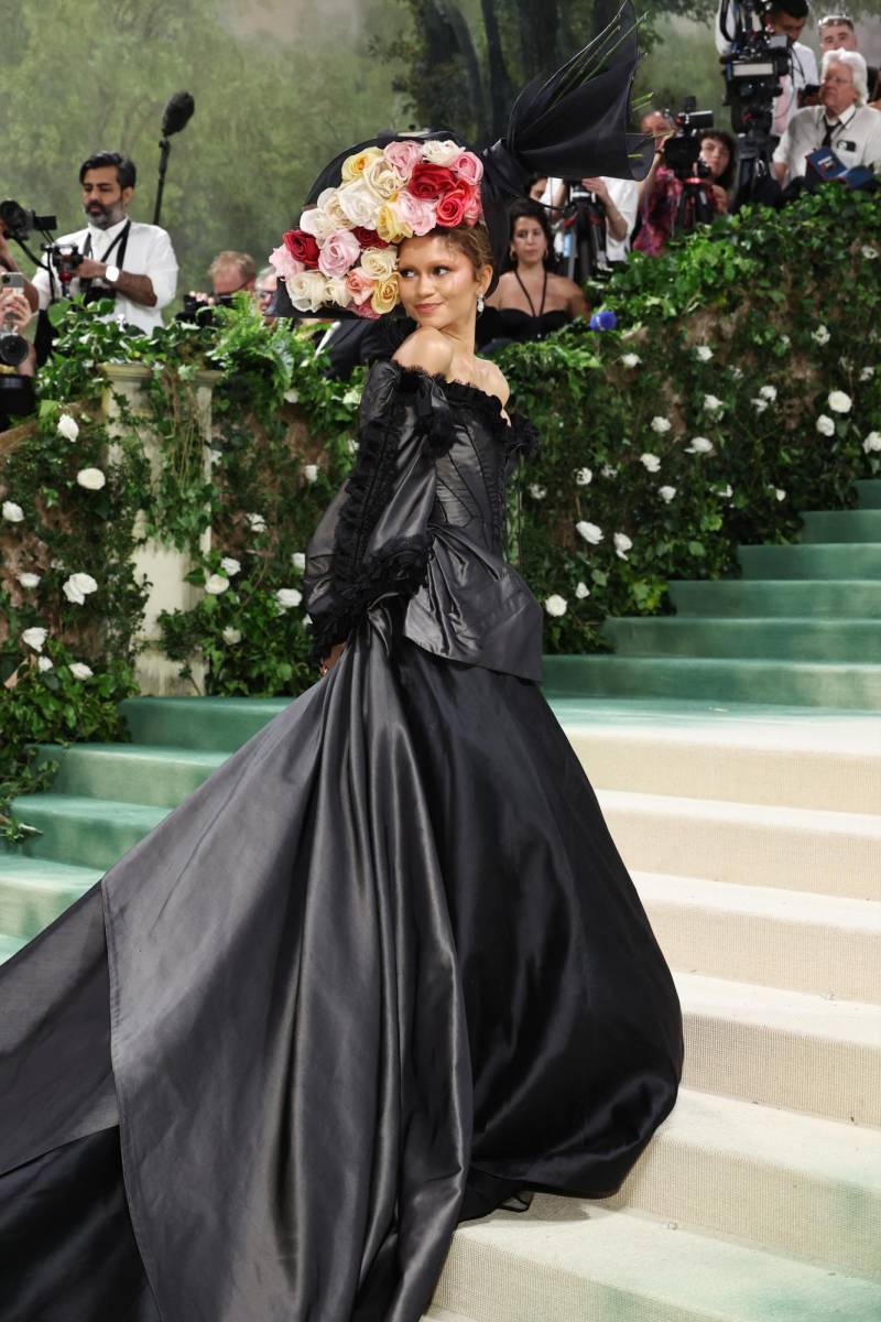 Una de las anfitrionas de la noche, Zendaya, con un segundo look aún más espectacular que el primero, firmado por Givenchy. 