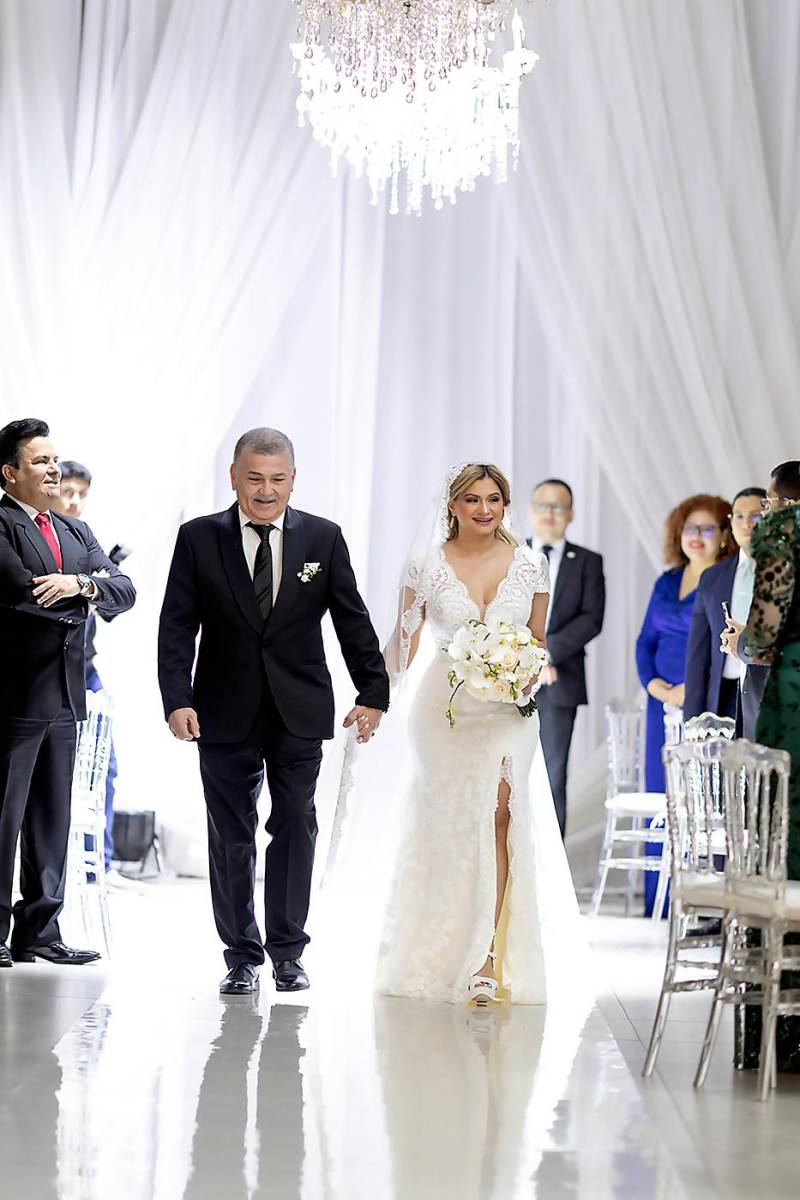 Rubén Mejía, padre de la novia la acompañó al altar donde la esperaba su amado