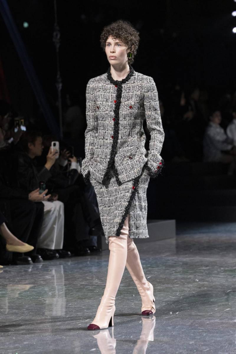 Desde la fluidez, la ligereza y la comodidad del jersey de seda estilo años veinte, entrelazado con tweed, hasta las nuevas técnicas, introducidas en trajes de punto con cuentas, que demuestran una ligereza y movilidad excepcionales.